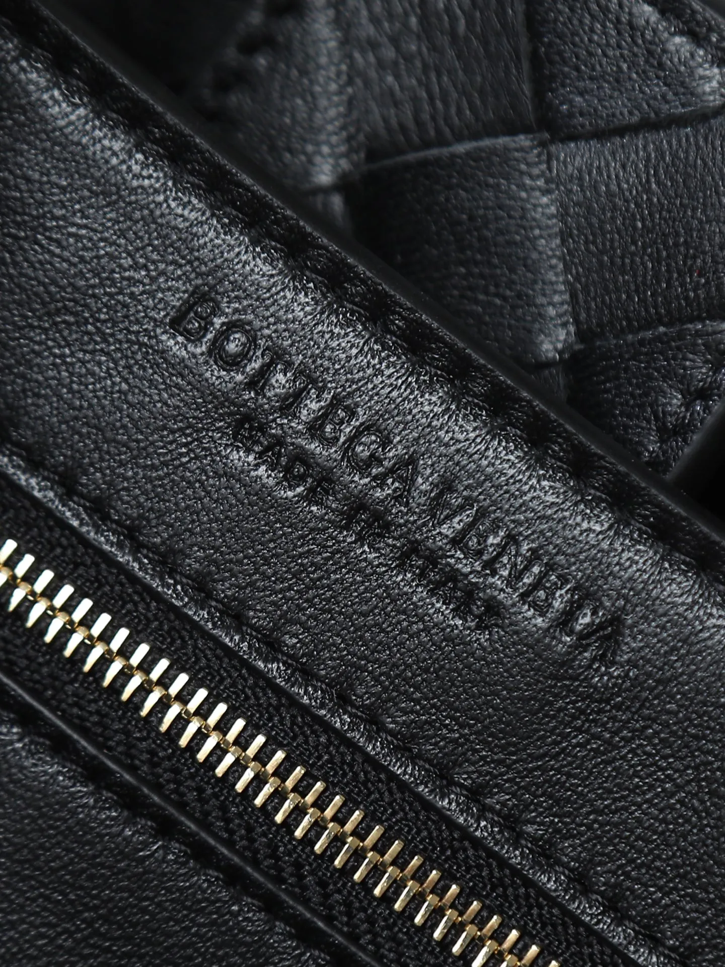 1550. Andiamo is shipping‼ ️Really popular🔥The new Andiamo woven handbag launched by Bottega Veneta this season is really popular all over the world! ! Celebrities at home and abroad have worn it, and Oscar-winning actress Michelle Yeoh has taken it out on the street. Song Jia, Trai Yala, Yu Feihong, Sanji Ayaka, Rosie Hunting-Whiteley, Yoshioka Riho, etc. have all worn this bag. It is classic and versatile and shows off your temperament, and the bag capacity is also large, which is very convenient for daily commuting! ! A variety of carrying methods, the shoulder straps can be adjusted by yourself, the original lambskin feels soft and delicate, and the unisex style breaks gender boundaries and brings a more practical and longer-lasting use experience. Andiamo, which has both elegant and casual styles, perfectly interprets the true appearance of "fashionable old money style". Style number: 766016 Size: 32*24*12